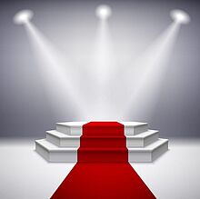 Fonds des Monats Award Roter Teppich mit Treppe im Scheinwerferlicht
